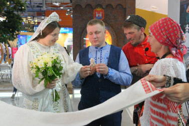 Три омские семьи родились на Всероссийском свадебном фестивале