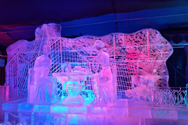Году семьи посвящается: фестиваль ледовых скульптур в Петербурге