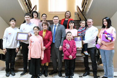 Глава Хакасии Валентин Коновалов встретился с представителями педагогической династии Карачаковых