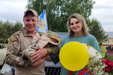С передовой - в роддом: Боец СВО из Алтайского края эффектно встретил жену из роддома