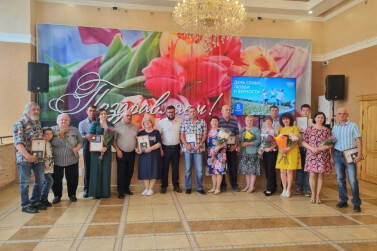 8 семей из Ленинского района наградили медалью «За любовь и верность»