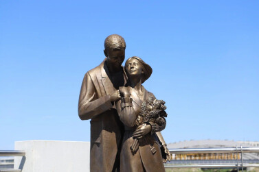 В Челябинске открыли памятник влюбленным