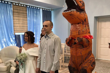 Динозавр в ЗАГСе