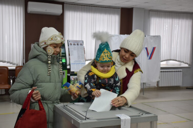 На выборах Президента России голосовали молодые мамы, космонавты и общественность Кузбасса