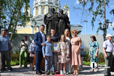 В Год семьи в Челябинске появился памятник Петру и Февронии