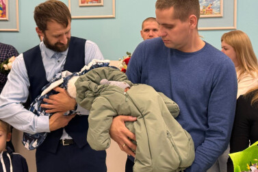 В областном перинатальном центре поздравили пап новорожденных малышей