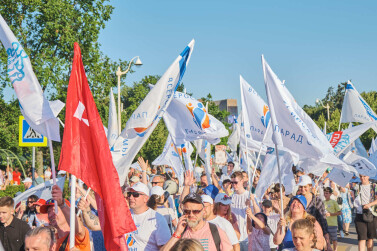 Парад семьи шагает по стране