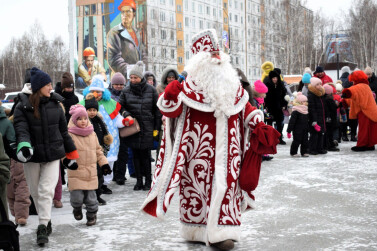 В Тынде зажгли главную городскую ёлку и открыли ледовый городок