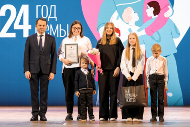 В Год семьи в Мурманском областном Дворце культуры и народного творчества провели праздничный концерт и наградили выдающиеся семьи 