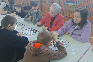 В Арске всей семьей играют в шашки