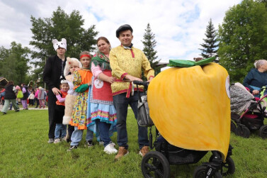 В Барнауле состоялся парад колясок