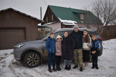 Многодетная семья из Кинеля получила новый автомобиль