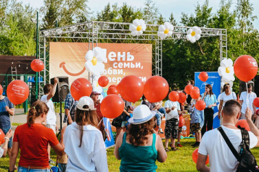 В Иркутске в честь празднования Дня семьи, любви и верности  спорт-парк «Поляна» собрал участников «Семейного пикника»
