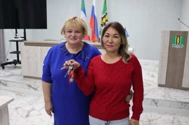 В Алтайском районе многодетной семье вручили ключи от квартиры