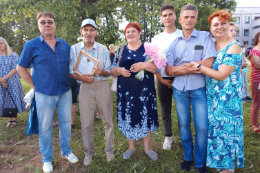 Счастливые родители четырех дочерей и девяти внуков
