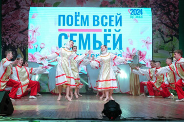 Льётся песня