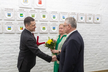 Губернатор отметил заслуги псковских семей федеральными и региональными наградами