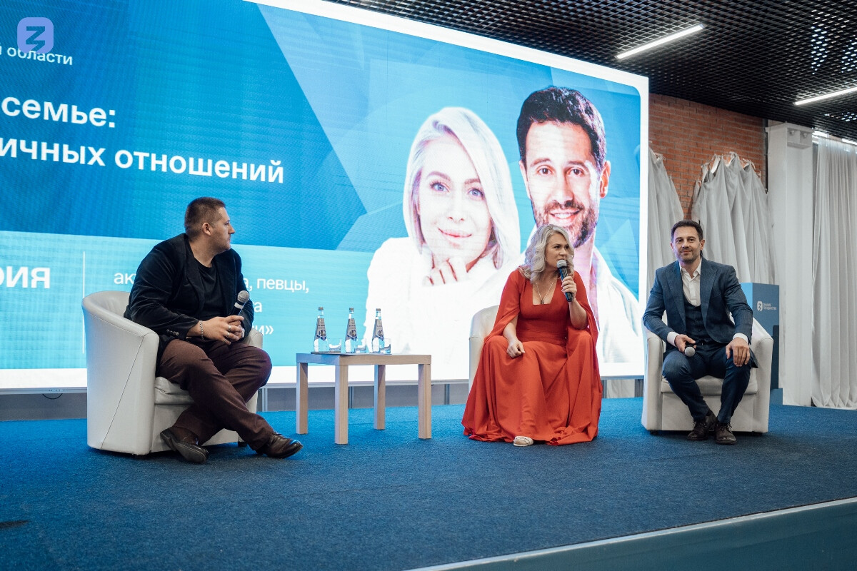 В Саратове Ольга Будина, Антон и Виктория Макарские обсудили семейные ценности