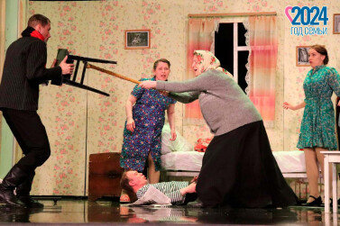 Семейный портрет с незнакомцем