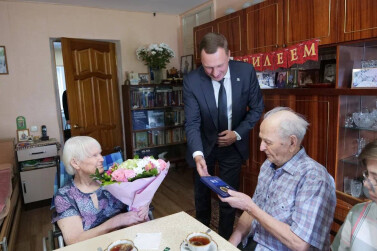 Губернатор поздравил саратовскую семью с 70-летием совместной жизни