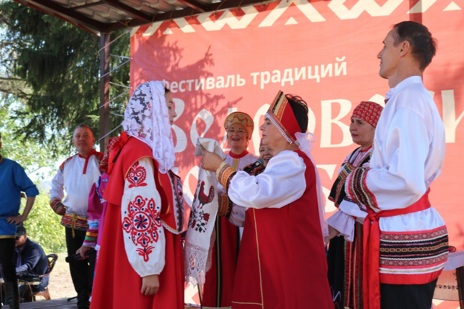 «Девушка в поре, женихи во дворе»