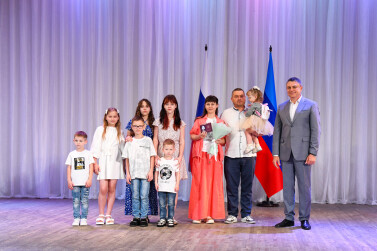 24 многодетные семьи ЛНР получили медали «Родительская слава» 