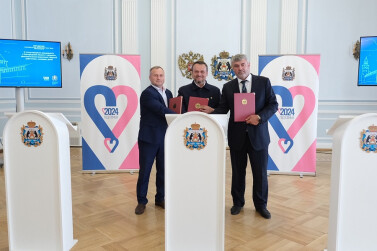 В Новгородской области подписано трёхстороннее обращение о введении пакета корпоративных мер поддержки для семей с детьми