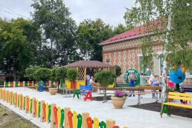 В Кормиловском районе открылся «Гласный дворик» – новая площадка для читателей детской библиотеки