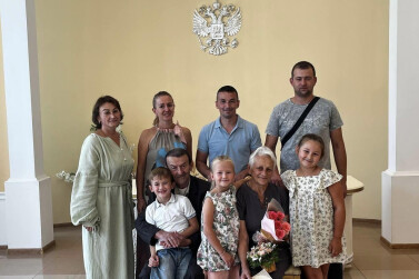 Юбиляров супружеской жизни поздравили в ЗАГСе Можайска