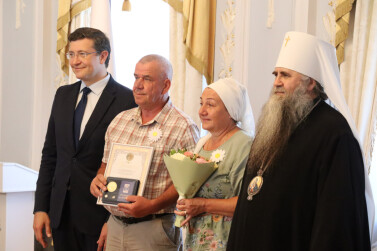 Медалями «За любовь и верность» наградили 49 нижегородских супружеских пар, проживших в браке более 25 лет