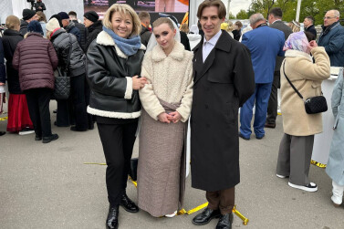 Две саратовские пары поженились на ВДНХ