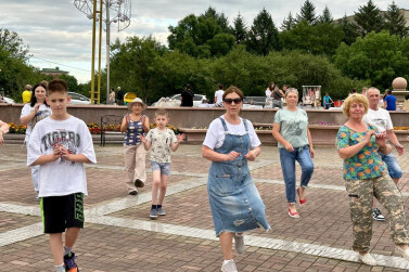 Бабушки и дедушки в Биробиджане организуют танцевальный флэшмоб на набережной 