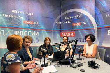 На «Радио России. Саратов» обсудили меры поддержки семей с детьми