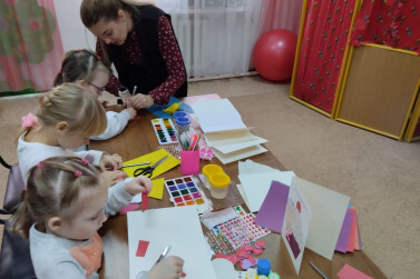 В центре «Семья» помогли детям подготовить подарки для бабушек и дедушек