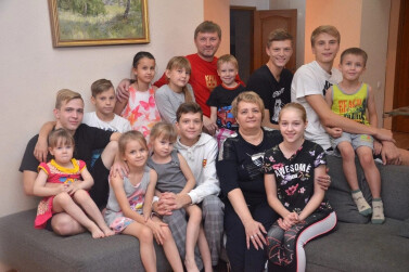 Семья с 12 детьми из Энгельсского района стала лучшей замещающей семьей в области