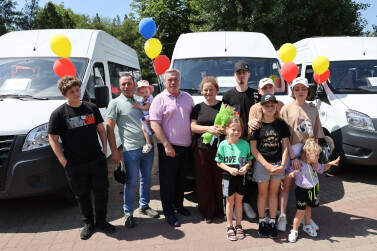 Губернатор Ростовской области вручил ключи от микроавтобусов многодетным семьям