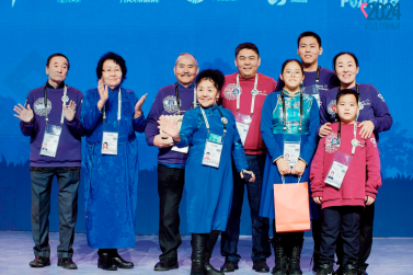 С возвращением! Орлан Сарыглар встретил семью Дамдын в аэропорту Кызыла