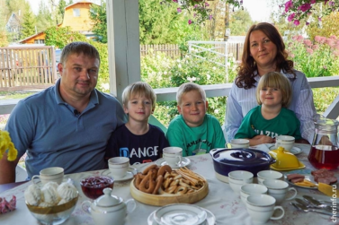 В Череповце родители построили для своих детей городок на 22 сотках  
