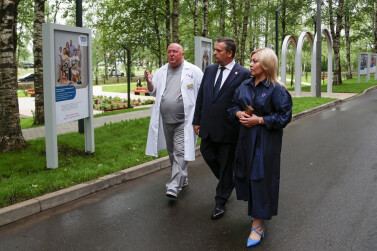 Аллея семей открылась в Великом Новгороде в День семьи, любви и верности