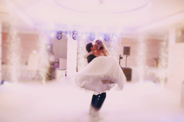 Кировских молодоженов бесплатно учат танцевать первый танец