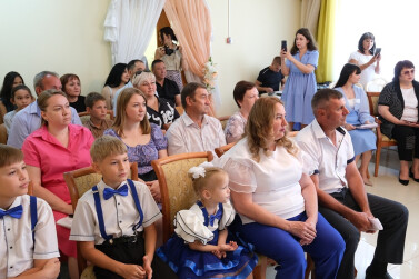В Камызякском ЗАГСе поздравили многодетные семьи