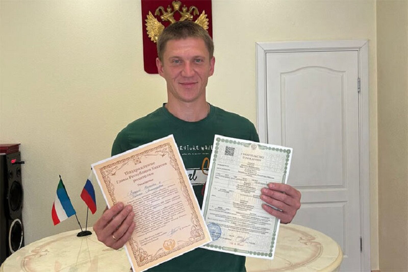 Михаил Ушаков стал двухсотым ребенком, который родился в Саяногорске