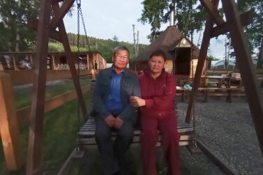В День семьи, любви и верности супругов Халапхановых из Баяндавеского района Иркутской области наградили медалью «За любовь и верность»