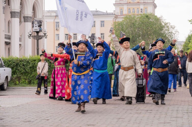 В Улан-Удэ прошла акция летний «Дэгэлфлешмоб»