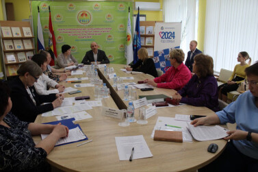 В Курской области обсудили меры поддержки для несовершеннолетних мам