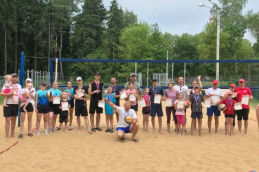 В Новомосковске прошел фестиваль семейного волейбола