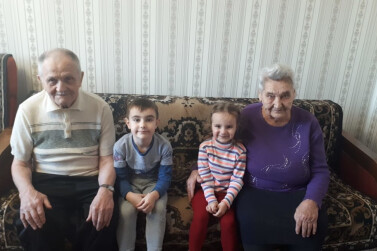 Сотрудники Центра социального обслуживания поздравили семью тружеников тыла с Днем Победы