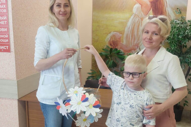 В преддверии Дня семьи, любви и верности родители новорожденных при выписке получают в подарок ромашки