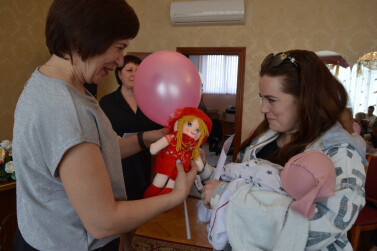 В поселке Шимск чествовали молодые семьи с детьми