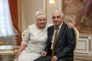 Саратовцев растрогали истории юбиляров семейной жизни